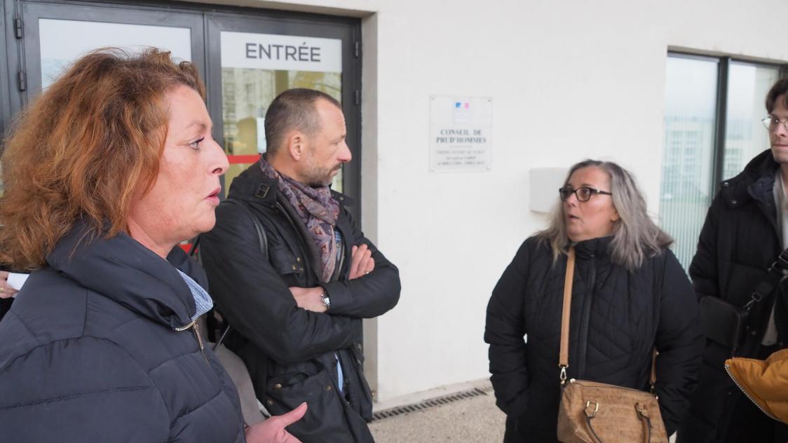 Des salari es en souffrance contestent leur licenciement au
